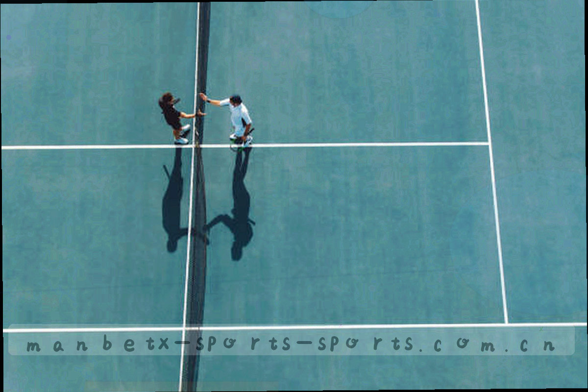 多人围绕长桌协作的场景剪影，桌面上层叠着资料与屏幕，画面不出现可辨认面孔